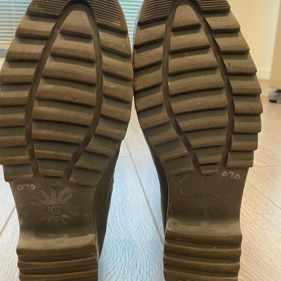 Size 8 Ugg rubber rain boots - Picture 3 of 9